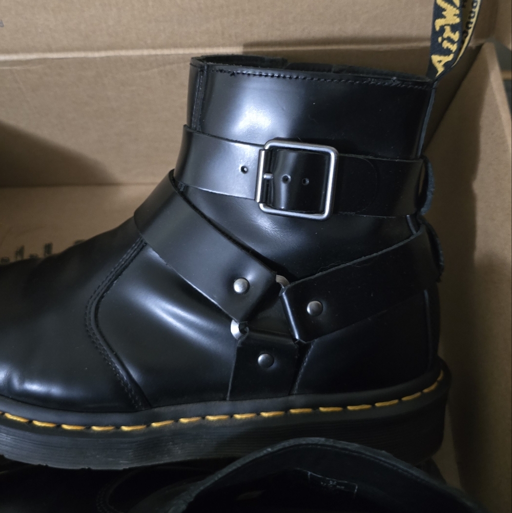 Dr. Martens Black Leather UNISEX (W9; M8) Boots